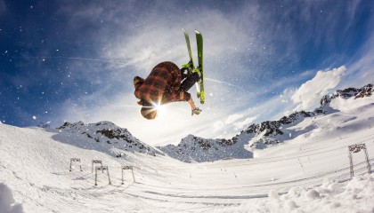 KAIYUNAPP-墨西哥骑手费德里科·费尔南德斯在巴黎奥运会上与“Contago”马匹共同夺得障碍赛银牌，展现默契配合。